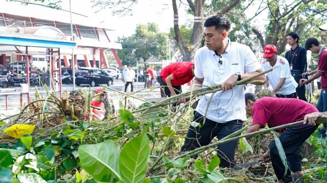Walikota Mas Ibin Turun Langsung Kerja Bakti di Bantaran Sungai Dangun, Kota Blitar