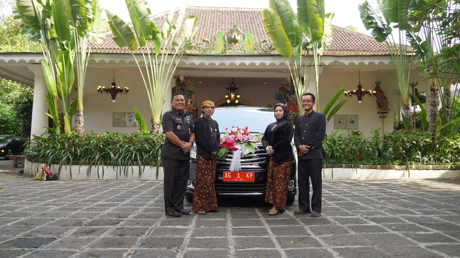 Romantis! Pengantin Dijemput Alphard AG 1 dan Dapat Voucher Bulan Madu Gratis dari Wali Kota Blitar