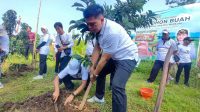 Mas Ibin Tanam Buah di Kali Karplos, Cinta Blitar Masa Depan