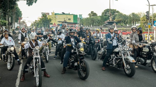 Pria Perlente Naik Motor Keliling Blitar, DGR 2025 Gaungkan Isu Kesehatan