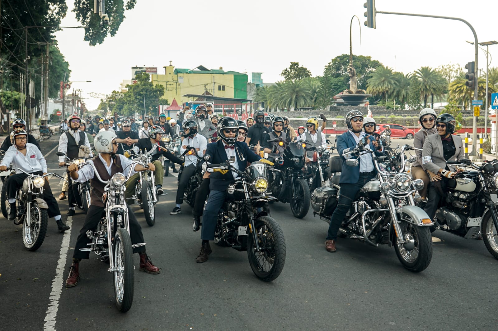 Pria Perlente Naik Motor Keliling Blitar, DGR 2025 Gaungkan Isu Kesehatan