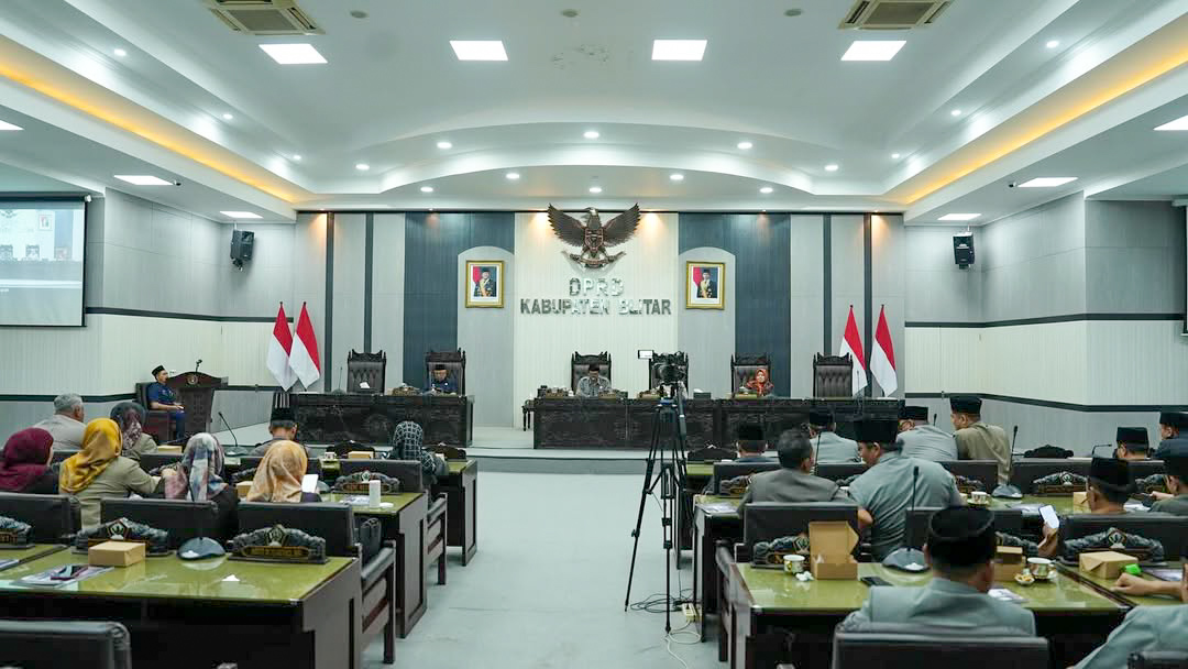 Rapat Paripurna DPRD Kabupaten Blitar, Bupati Rijanto Ajukan 8 Raperda, Dorong Inovasi hingga Penguatan Desa