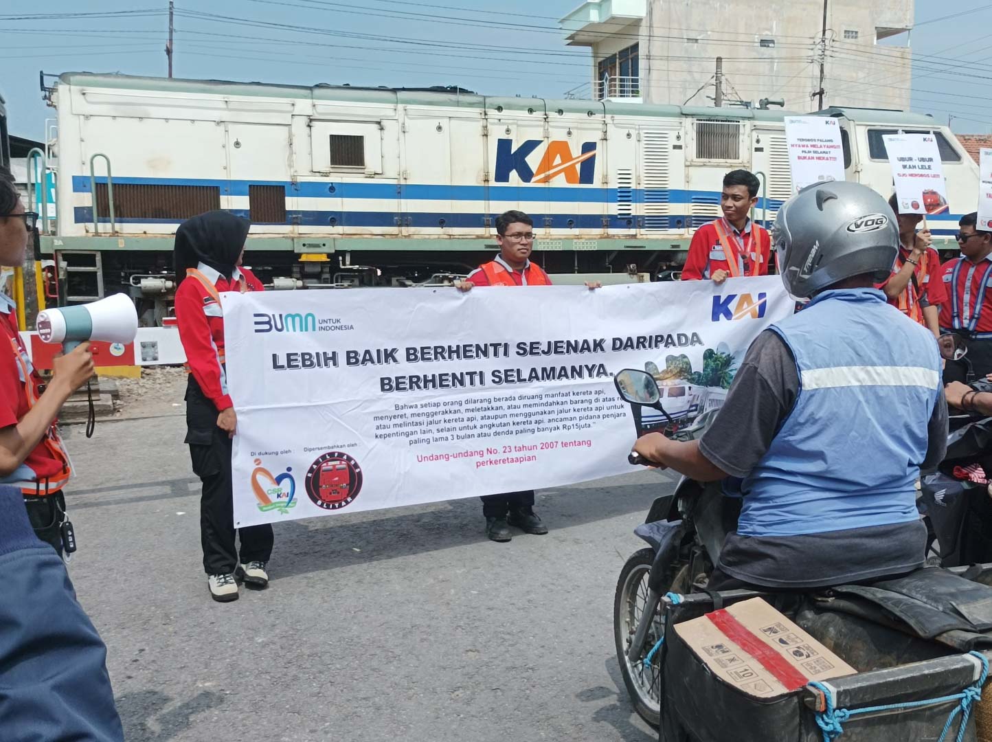 KAI Blitar dan Railfans Ingatkan: Lebih Baik Berhenti Sejenak Daripada Berhenti Selamanya