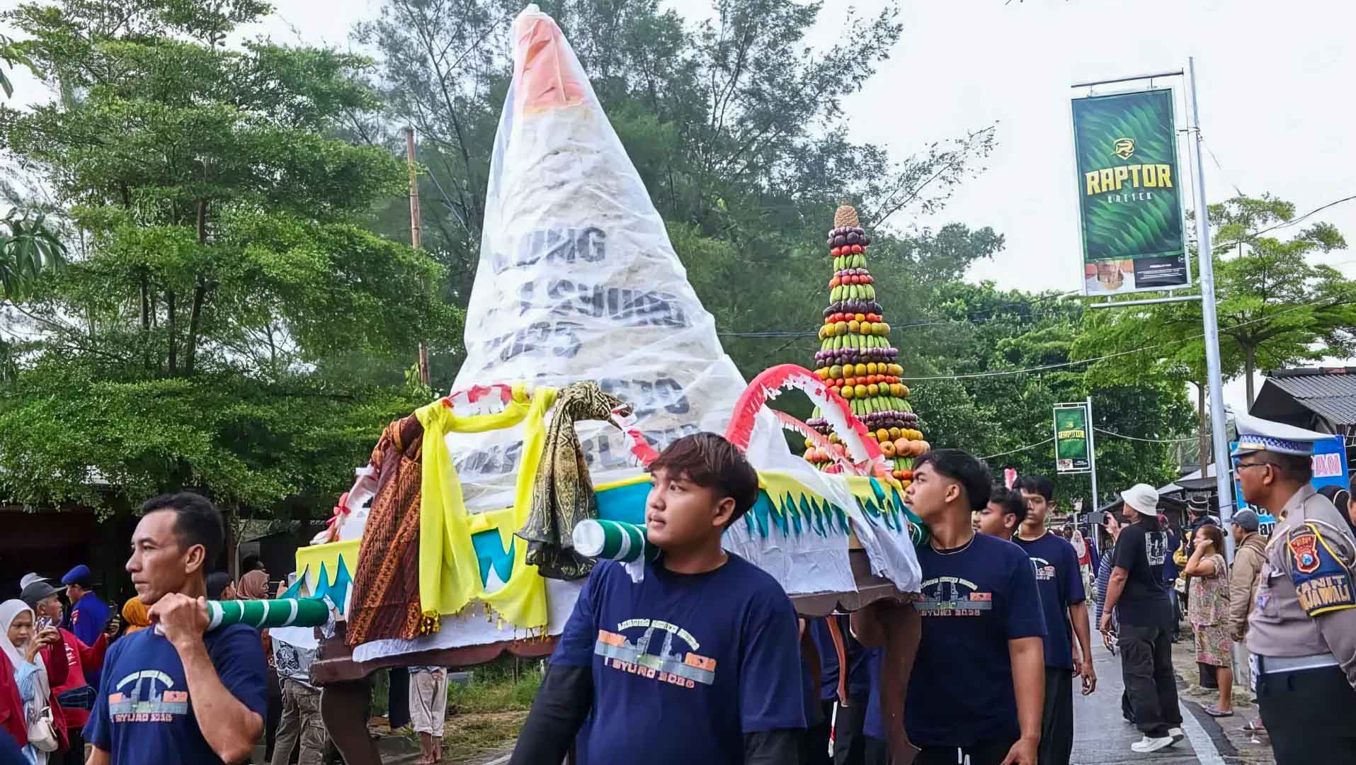 Larung Sesaji di Bulan Suro: Wujud Syukur dan Pelestarian Budaya Pesisir Blitar