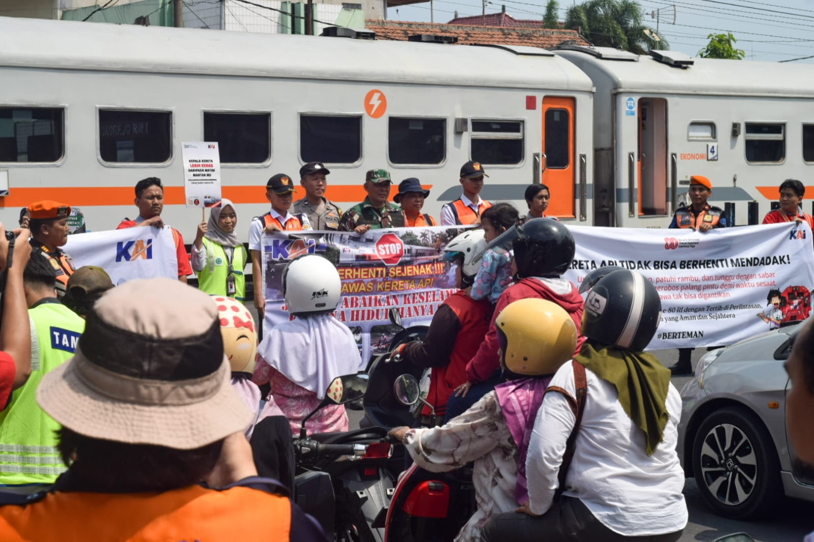 Masyarakat mendapatkan sosialisasi keselamatan dari PT KAI di perlintasan sebidang Jalan Anggrek Kota Blitar 