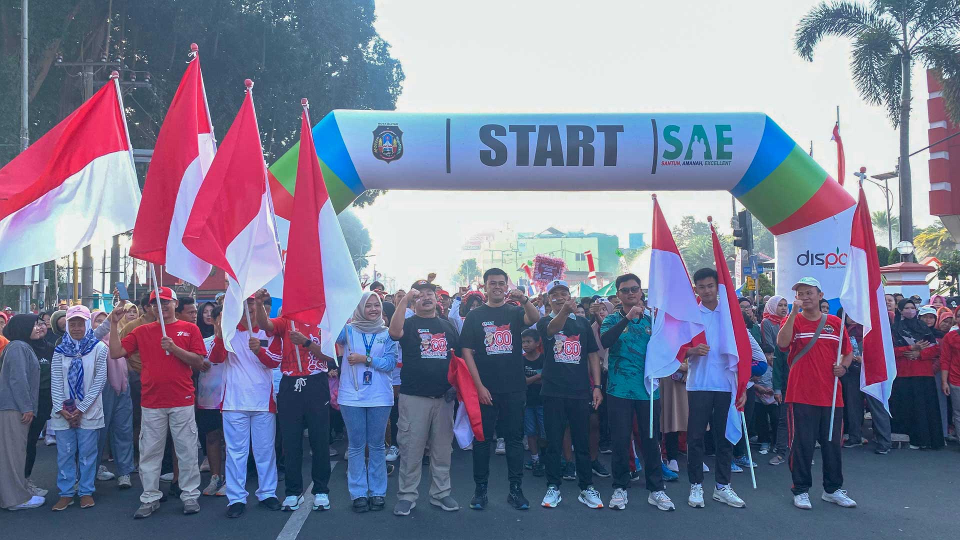 Mas Ibin Bagikan 1.000 Bendera Merah Putih di CFD Blitar Gemas