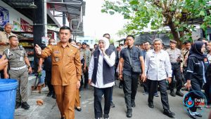 Mas Ibin Dampingi Khofifah Tinjau Pasar Pon Blitar, Pastikan Harga dan Stok Bahan Pokok Stabil