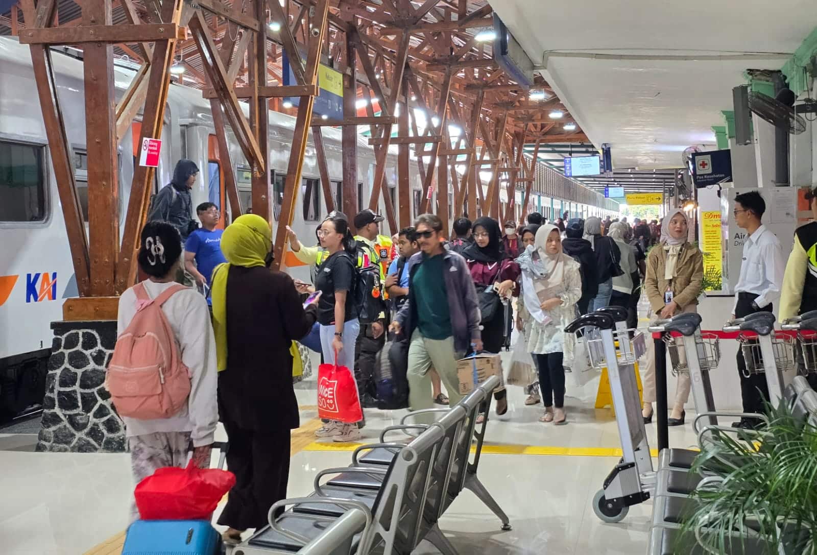 Stasiun Blitar Jadi Favorit, Ribuan Penumpang Memadati Libur Panjang Maulid Nabi