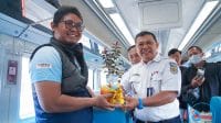 KAI Daop 7 Madiun Bagikan Bibit Buah ke Penumpang Kereta Api di Hari Ozon Sedunia