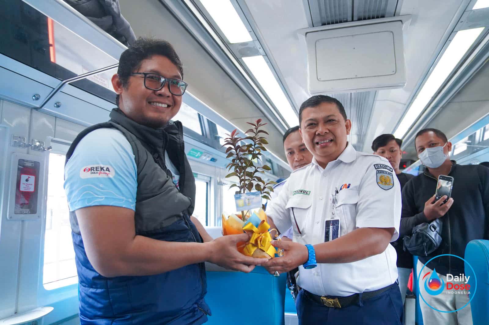 KAI Daop 7 Madiun Bagikan Bibit Buah ke Penumpang Kereta Api di Hari Ozon Sedunia
