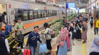 Potret masyarakat menggunakan kereta api di stasiun Madiun di momen libur Maulid Nabi 2025
