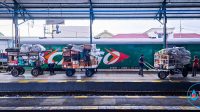 Aktifitas bongkar muat paket dari kereta api di Stasiun Madiun Pengiriman Paket via Kereta Api di Daop 7 Madiun Terus Tumbuh, Naik 40 Persen di Triwulan III Tahun 2025