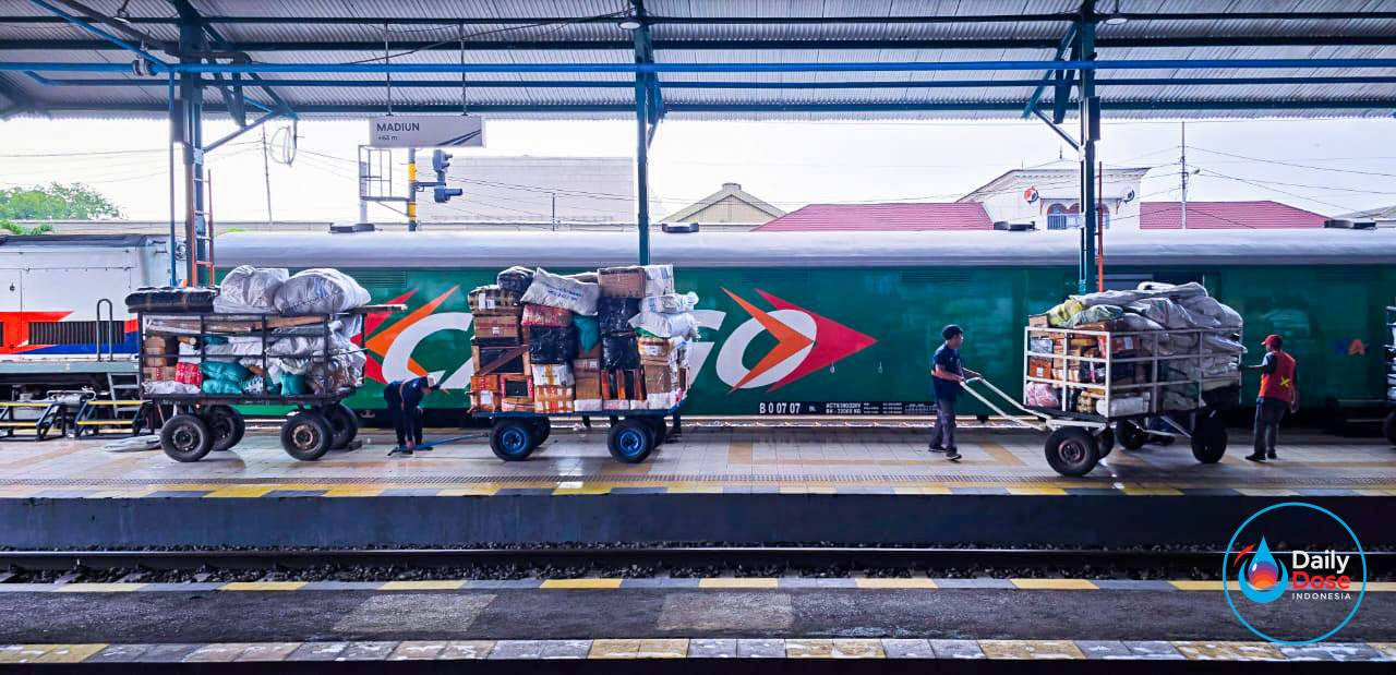 Aktifitas bongkar muat paket dari kereta api di Stasiun Madiun Pengiriman Paket via Kereta Api di Daop 7 Madiun Terus Tumbuh, Naik 40 Persen di Triwulan III Tahun 2025