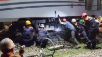 Evakuasi KA Purwojaya yang anjlok dilembur petugas KAI tengah malam demi kelancaran perjalanan kereta api Evakuasi Kereta Purwojaya Selesai, Perjalanan KA Daop 7 Madiun Kembali Normal