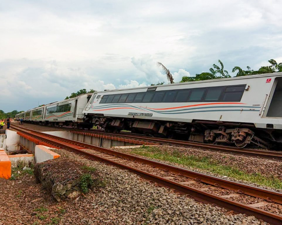 KA Purwojaya Anjlok di Stasiun Kedunggedeh, KAI Daop 7 Madiun Sampaikan Permohonan Maaf dan Berikan Service Recovery