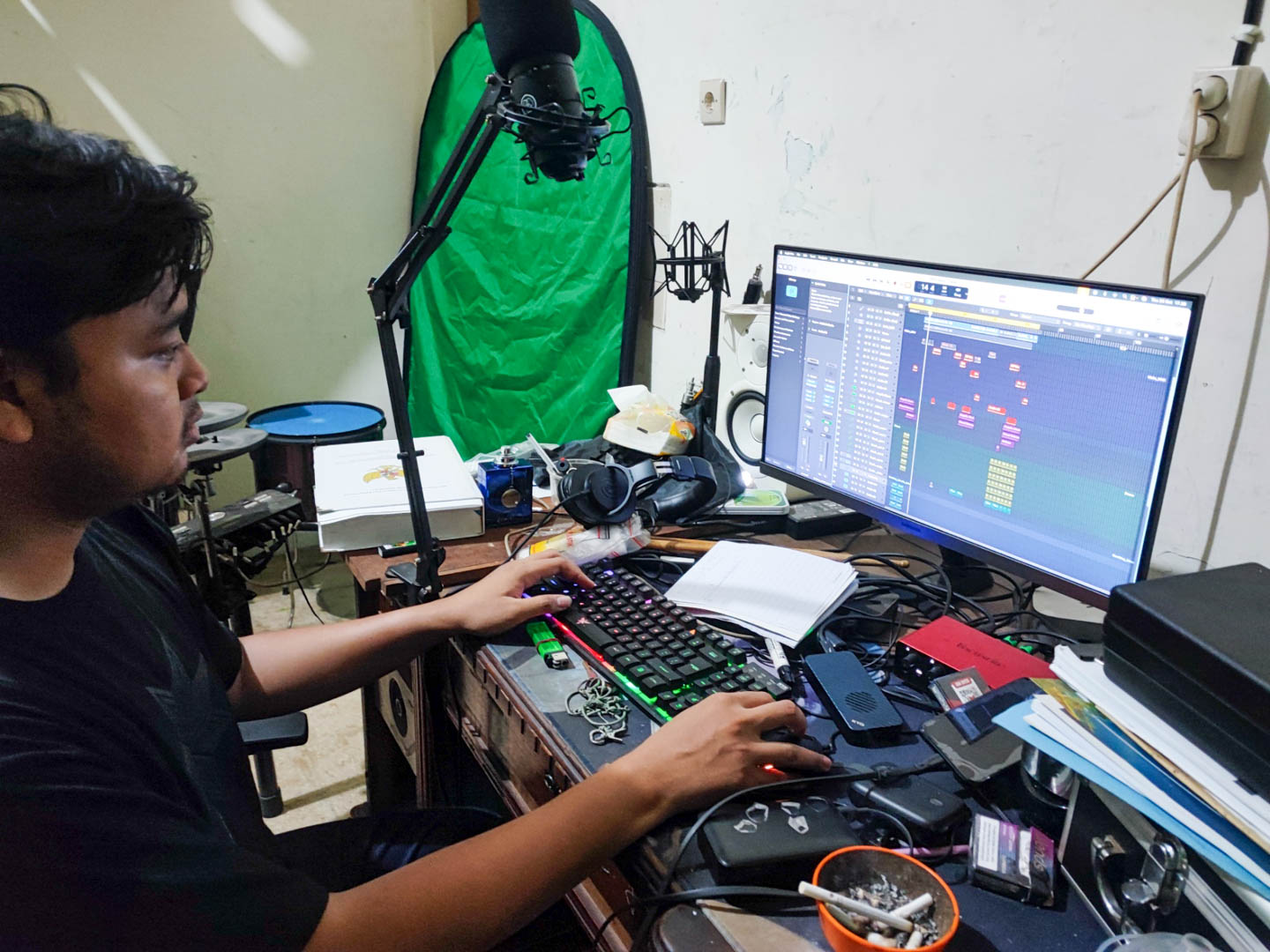 Kalam Kalbuadi menunjukkan pembuatan music sequencer melalui aplikasi PC Mac di studionya Lewat Sequencer, Kalam Kalbuadi Buat Musisi Blitar Tampil Layaknya Band Profesional