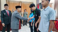Ketua DPRD Kota Blitar dr Syahrul saat memberikan selamat peserta pelatihan kerja dinas melalui dana DBHCHT di Dinas Koperasi UKM dan Tenaga Kerja Kota Blitar Ketua DPRD Kota Blitar Dukung Langkah Wali Kota Dorong Kewirausahaan Anak Muda