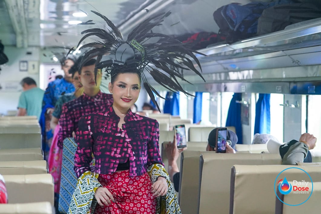 Batik Berpadu Rel: KAI Daop 7 Madiun Fashion Show di Atas Kereta Peringati Hari Batik Nasional