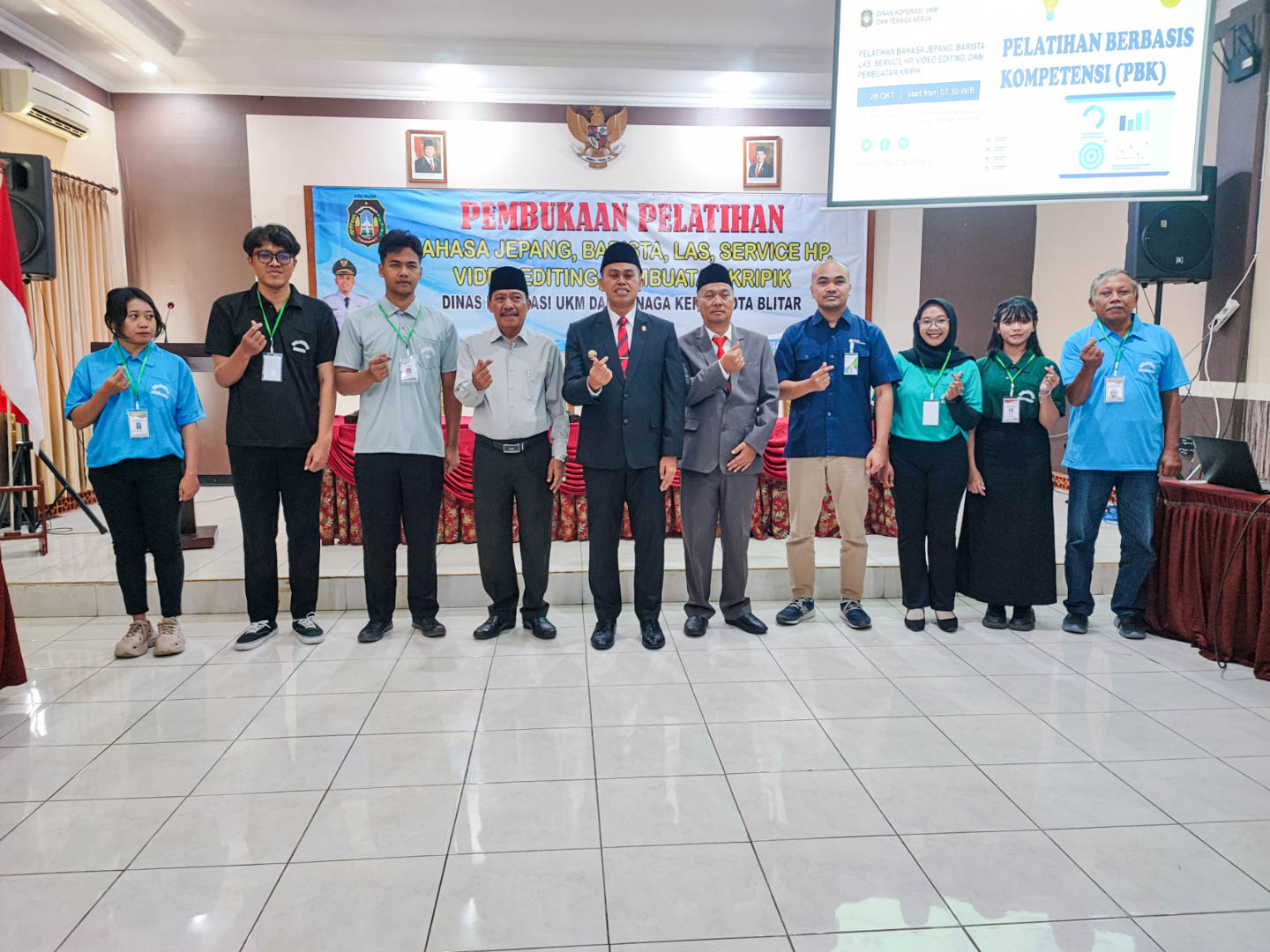 Walikota Blitar Mas Ibin bersama peserta dan pelatih program pelatihan keterampilan kerja Dinas Koperasi UKM dan Tenaga Kerja Kota Blitar Sumpah Pemuda Jadi Momentum Mas Ibin Bangun Ekonomi Kreatif Anak Muda Kota Blitar
