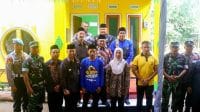 Bupati Blitar Rijanto bersama Pemuda Shiddiqiyyah berfoto bersama di depan rumah syukur untuk diberikan ke warga kurang mampu di Kelurahan Jinglong Kecamatan Sutojayan Bupati Rijanto: Rumah Syukur Jadi Simbol Kepedulian dan Kebersamaan Warga Blitar