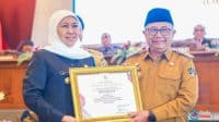 Bupati Blitar Rijanto menerima penghargaan pembina poskamling terbaik dari Gubernur Jawa Timur Khofifah Indar Parawansa Kabupaten Blitar Juara Siskamling Jawa Timur, Bupati Rijanto: Keamanan Daerah Harus Bergerak dari Warga