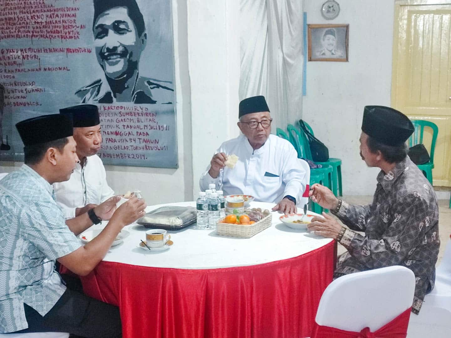 Bupati Blitar Makan di rumah soekarni