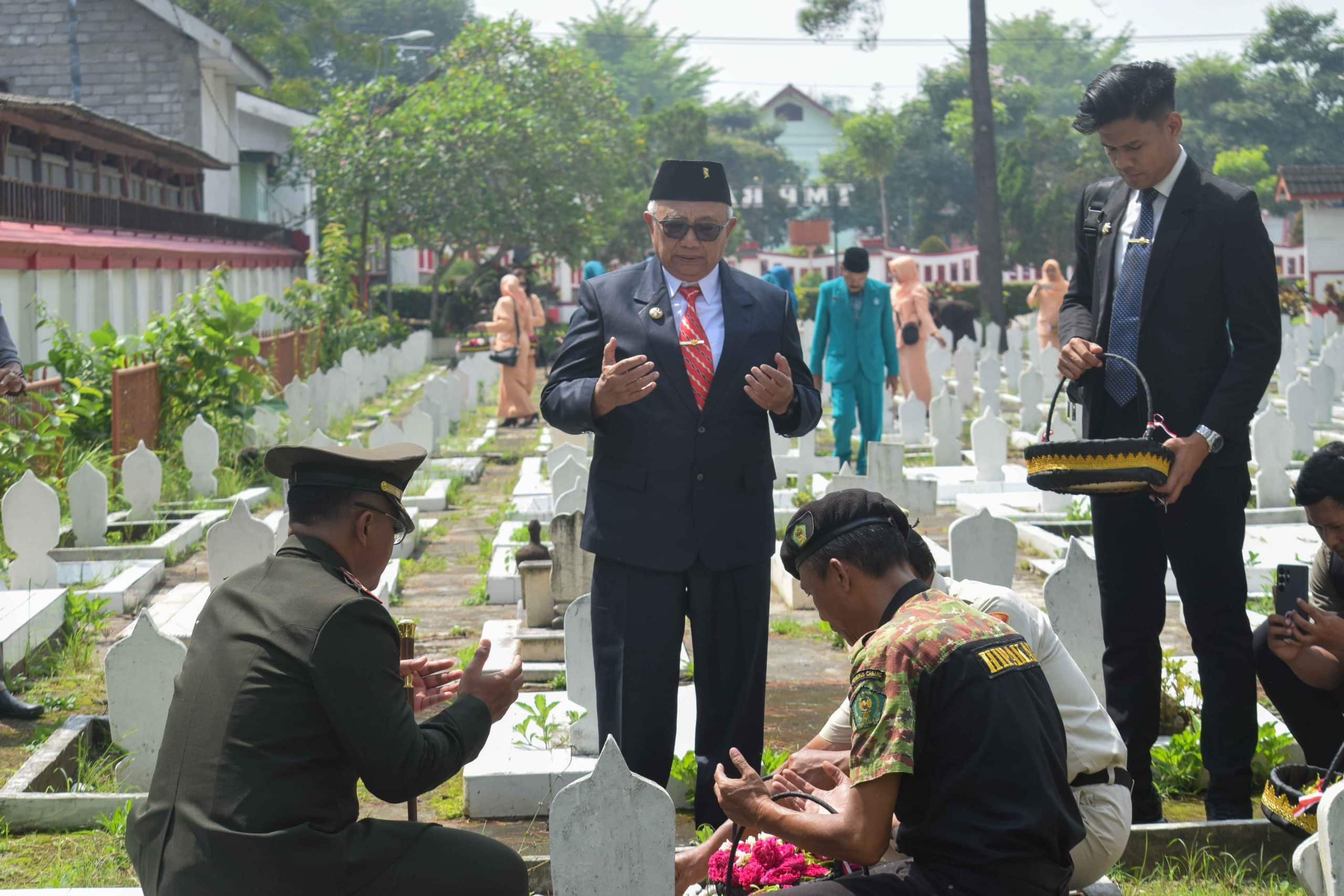 Ziarah Hari Pahlawan, Bupati Rijanto: Perjuangan Tanpa Pamrih Harus Jadi Teladan Generasi Muda