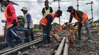 KAI Daop 7 Tingkatkan Keandalan Jalur dengan Penggantian Wesel di Stasiun Blitar
