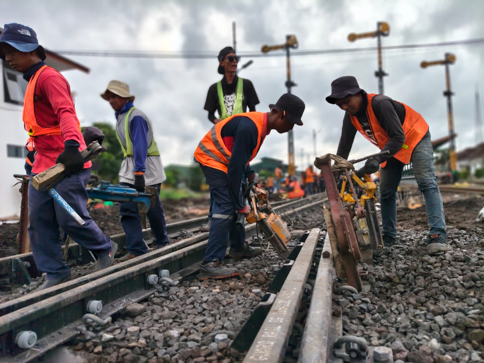 KAI Daop 7 Tingkatkan Keandalan Jalur dengan Penggantian Wesel di Stasiun Blitar