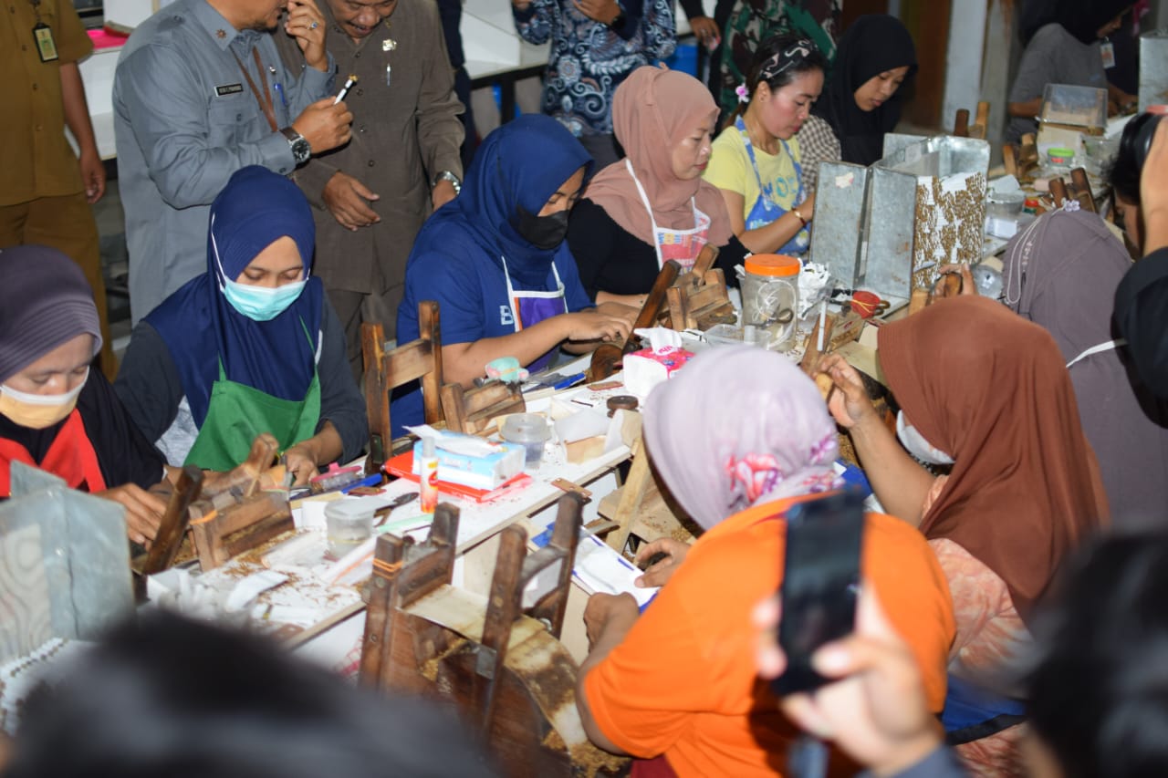 Ibu Linting Rokok Pabrik Kian Jaya Blitar