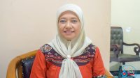 Kepala Bidang Hubungan Industrial dan Syarat Kerja Disnaker Kabupaten Blitar Santi Miarni saat diwawancara DailyDoseIndonesia di Kantornya Jumat 14 11 2025 Disnaker Blitar Ajak Pekerja Mandiri Lanjutkan Perlindungan BPJS Usai Dana Cukai Dikurangi di 2026