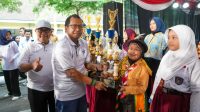 Ketua DPRD Kabupaten Blitar Supriadi memberikan penghargaan pada siswa berprestasi di festival literasi 2025 Ketua DPRD Supriadi: Literasi Jadi Kunci Membangun SDM Unggul Kabupaten Blitar
