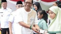 Ketua DPRD Kabupaten Blitar Supriadi memberikan penghargaan siswa berprestasi di peringatan hari kesehatan nasional 2025 Supriadi Tegaskan Komitmen DPRD Kabupaten Blitar Kawal Anggaran Kesehatan untuk Rakyat
