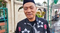 Ketua DPRD Kota Blitar dr Syahrul Alim diwawancari di depan gerbar masuk Makam Bung Karno Sabtu 1 11 2025 Ketua DPRD Kota Blitar Dorong Wisata Malam di Makam Bung Karno: Jangan Hanya Ziarah, Tapi Juga Menginap