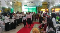 Peserta pelatihan Make Up Artis Sang Kapten Disnaker Kabupaten Blitar menunjukkan keahlianya dalam merias Berkat DBHCHT Disnaker Kabupaten Blitar, 143 Peserta Pelatihan Sang Kapten Siap Masuk Industri