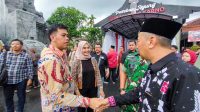 Wali Kota Blitar Mas Ibin (batik coklat) dan Ketua DPRD dr Syahrul (batik hitam) usai selesai mengantarkan Megawati Ziarah momen peringatan 70 tahun KAA Peringatan KAA di Kota Blitar, Mas Ibin dan Ketua DPRD Sepakat Kembangkan Wisata Sejarah Bung Karno Bertaraf Dunia