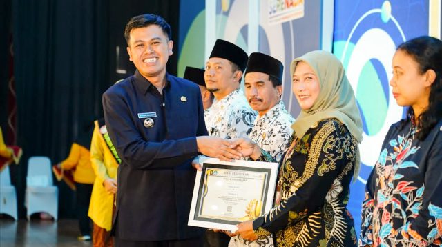 Di Hari Guru, Wali Kota Blitar Tegaskan: Orang Tua yang Tak Percaya Guru, Didik Sendiri Anak di Rumah