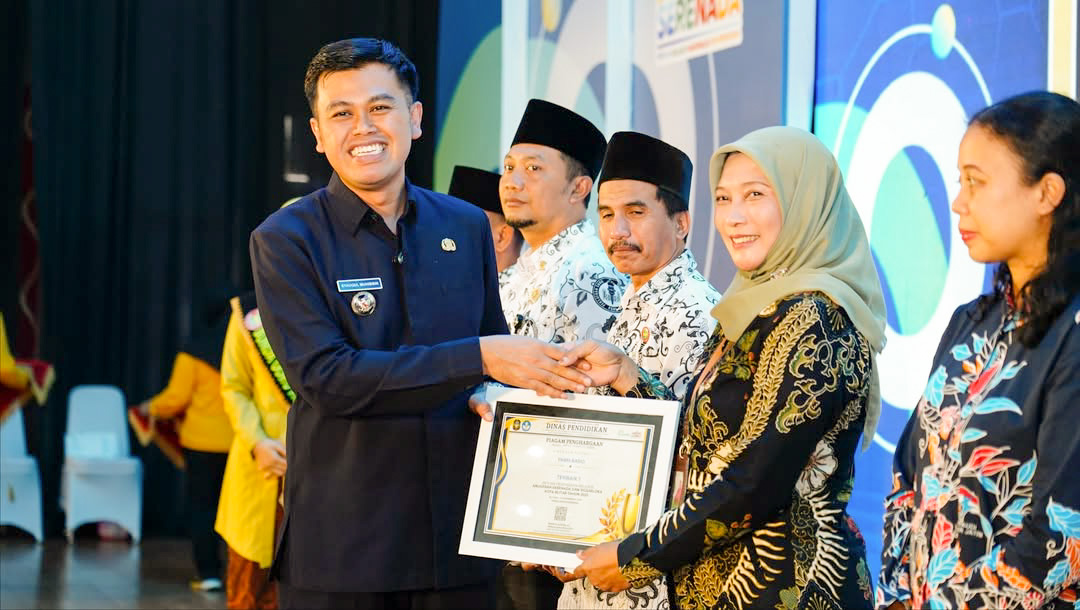 Di Hari Guru, Wali Kota Blitar Tegaskan: Orang Tua yang Tak Percaya Guru, Didik Sendiri Anak di Rumah