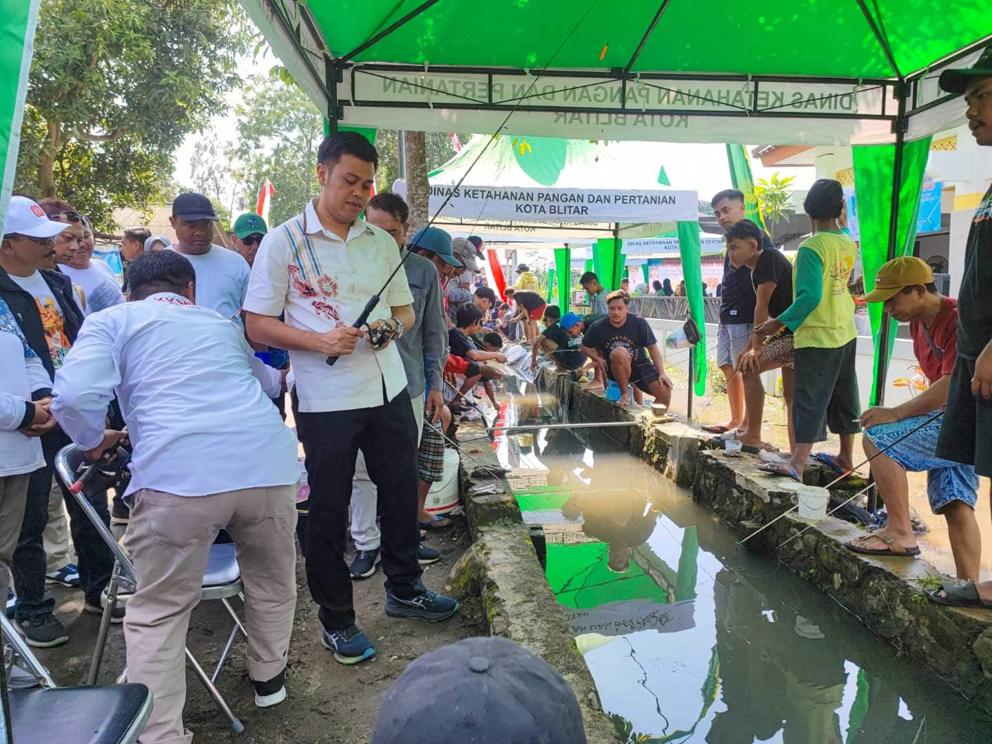 Mas Ibin Ikut Mancing Bareng Warga Blitar: Ikan Tak Dapat, Kebahagiaan Masyarakat Jadi Hasil Terbaik