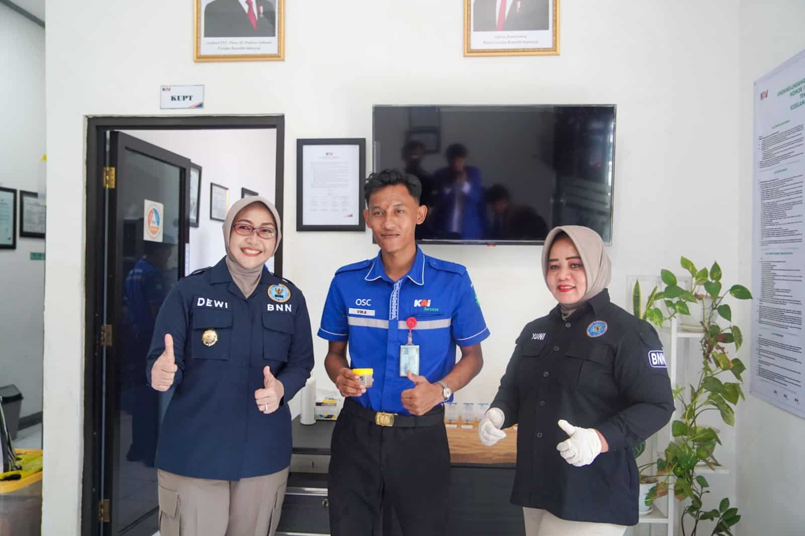 KAI Daop 7 Madiun Bersama BNN Gelar Tes Narkoba, Pastikan Pelayanan Prima Selama Nataru