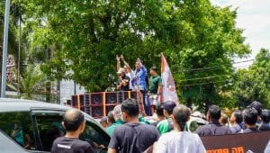 Naik ke Mobil Bak Pendemo, Mas Ibin Dengarkan Keluhan Driver Ojol Secara Langsung