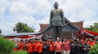 Wali Kota Mas Ibin (hem kotak-kotak) berfoto bersama di depan patung Bung Karno di Istana Gebang yang dimulai untuk direnovasi pada Minggu 30 11 2025 Renovasi Istana Gebang Tidak Pakai APBD! Mas Ibin Ucapkan Terima Kasih Bentuk Peduli Sejarah Bung Karno dan Blitar