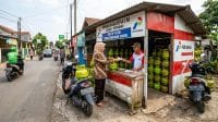 Ilustrasi orang membeli gas lpg subsidi 3 kg Anomali Gas LPG Blitar di Ramadhan 2026: Pemerintah Sebut Distribusi Lancar, Tapi Warga Sulit Temukan