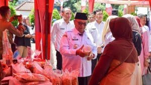 Tinjau Bazar Ramadhan Bank Jatim, Bupati Rijanto Minta Perbankan Perkuat Akses Permodalan UMKM Blitar