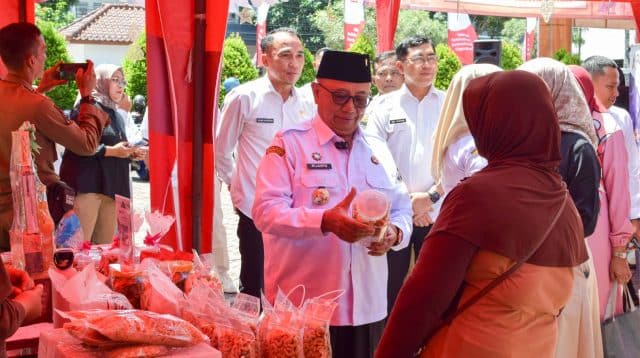 Tinjau Bazar Ramadhan Bank Jatim, Bupati Rijanto Minta Perbankan Perkuat Akses Permodalan UMKM Blitar