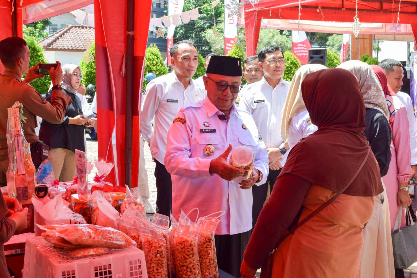 Tinjau Bazar Ramadhan Bank Jatim, Bupati Rijanto Minta Perbankan Perkuat Akses Permodalan UMKM Blitar