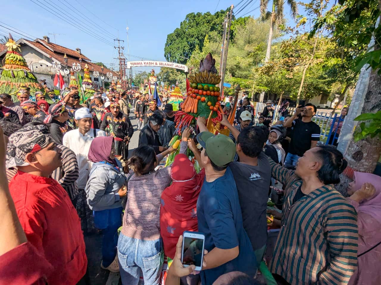 Masyarakat Rebutan Gunungan Lima Jl Ir Soekarno Kota Blitar Hari Lahir Pancasila 2026