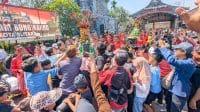 Masyarakat dari tua hingga muda berebut hasil bumi dari gunungan lima yang dihadirkan di Makam Bung Karno di Hari Lahir Pancasila 1 Juni pada Senin 1-6-2026
