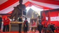 Megawati Soekarnoputri melihat lukisan dirinya di peresmian revitalisasi Istana Gebang pada Senin 15-6-2026 Megawati Soekarnoputri Resmikan Revitalisasi Istana Gebang, Rumah Masa Kecil Bung Karno Tampil dengan Wajah Baru