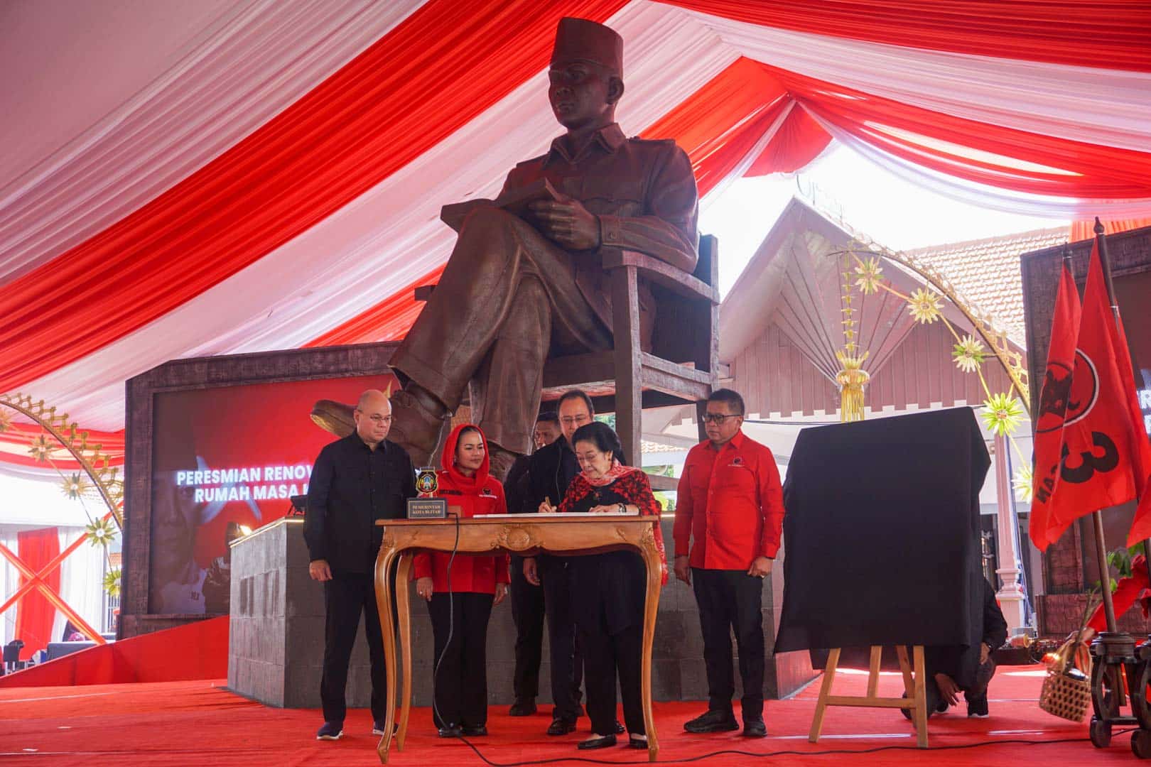 megawati patung bung karno istana gebang Senin 15 Juni 2026